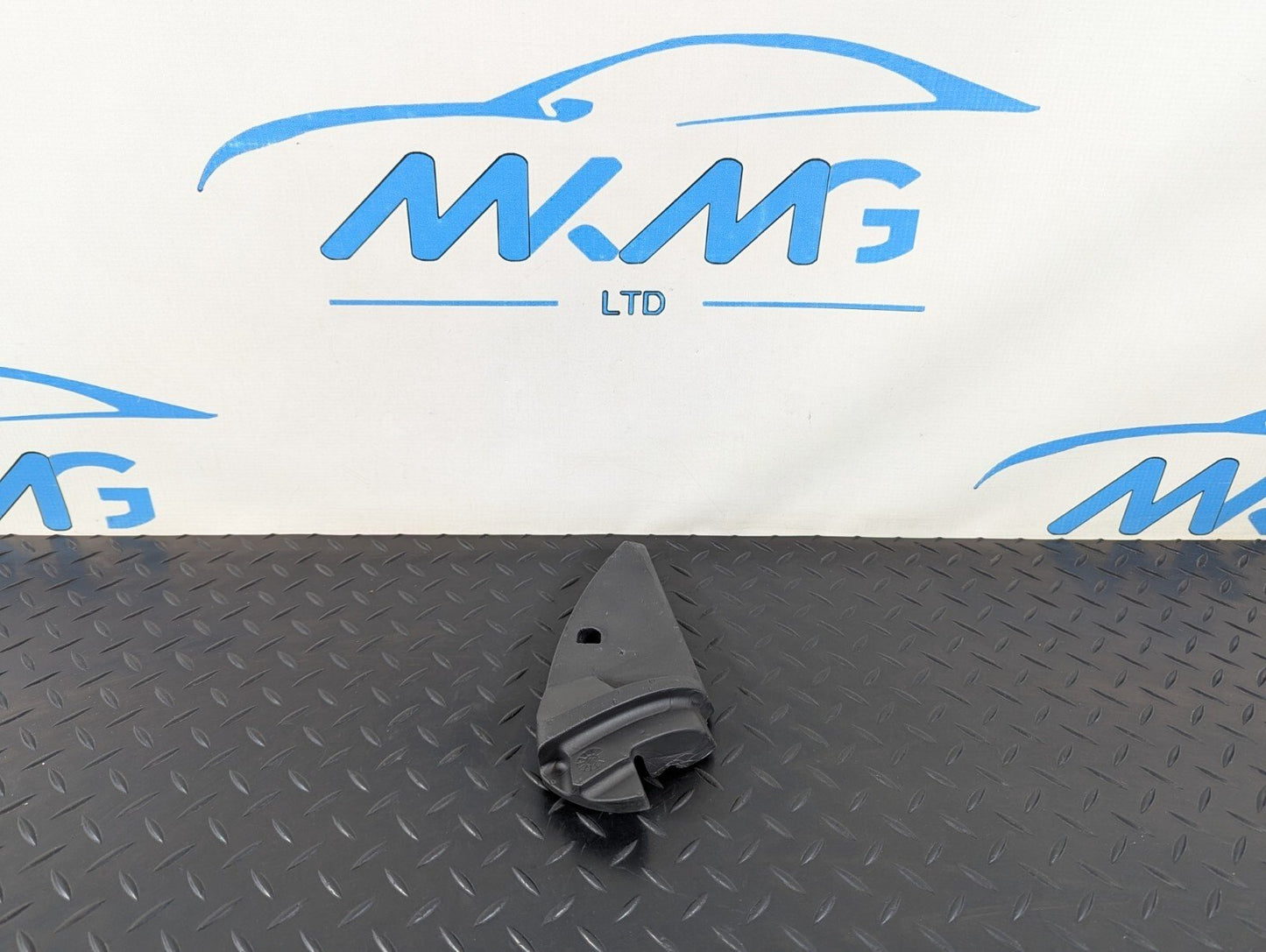 16-22 BMW X1 F48 FRONT RIGHT SIDE DOOR WINDOW FRAME TRIM CORNER FOAM 31900346