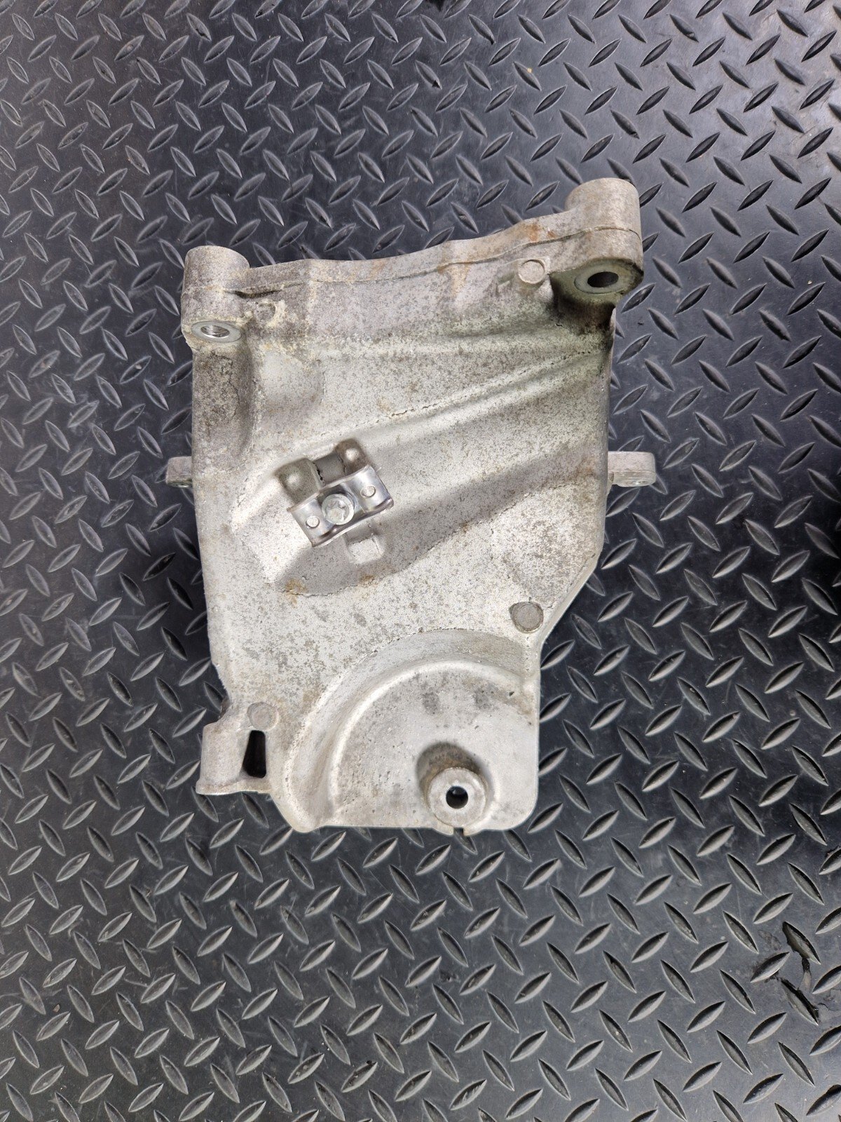 14-21 MERCEDES BENZ C200d W205 OEM ENGINE BRACKET MOUNT RIGHT O/S A6262230000