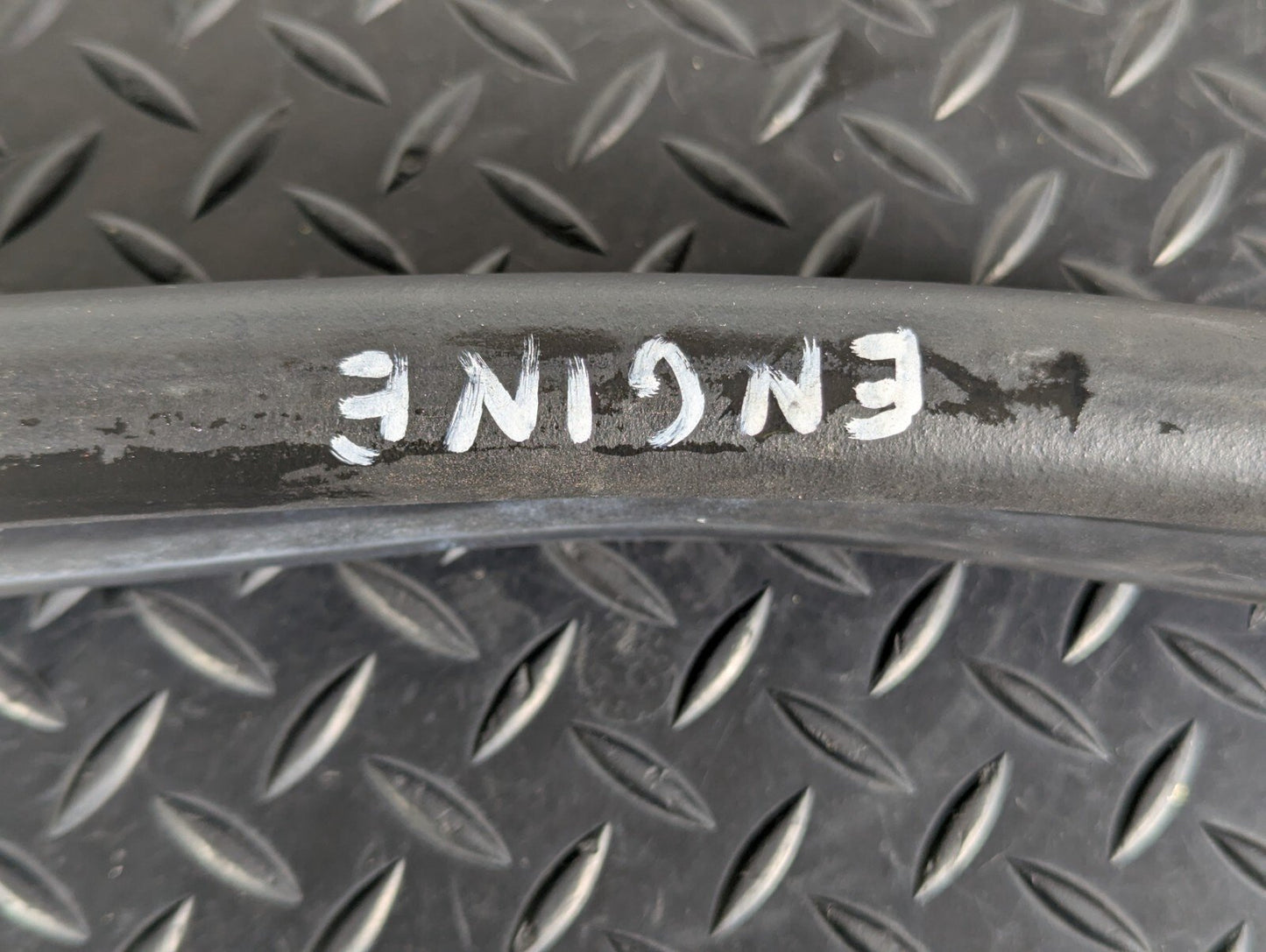 11-19 MERCEDES BENZ ML W166 OEM ENGINE RUBBER SEAL A1668870098