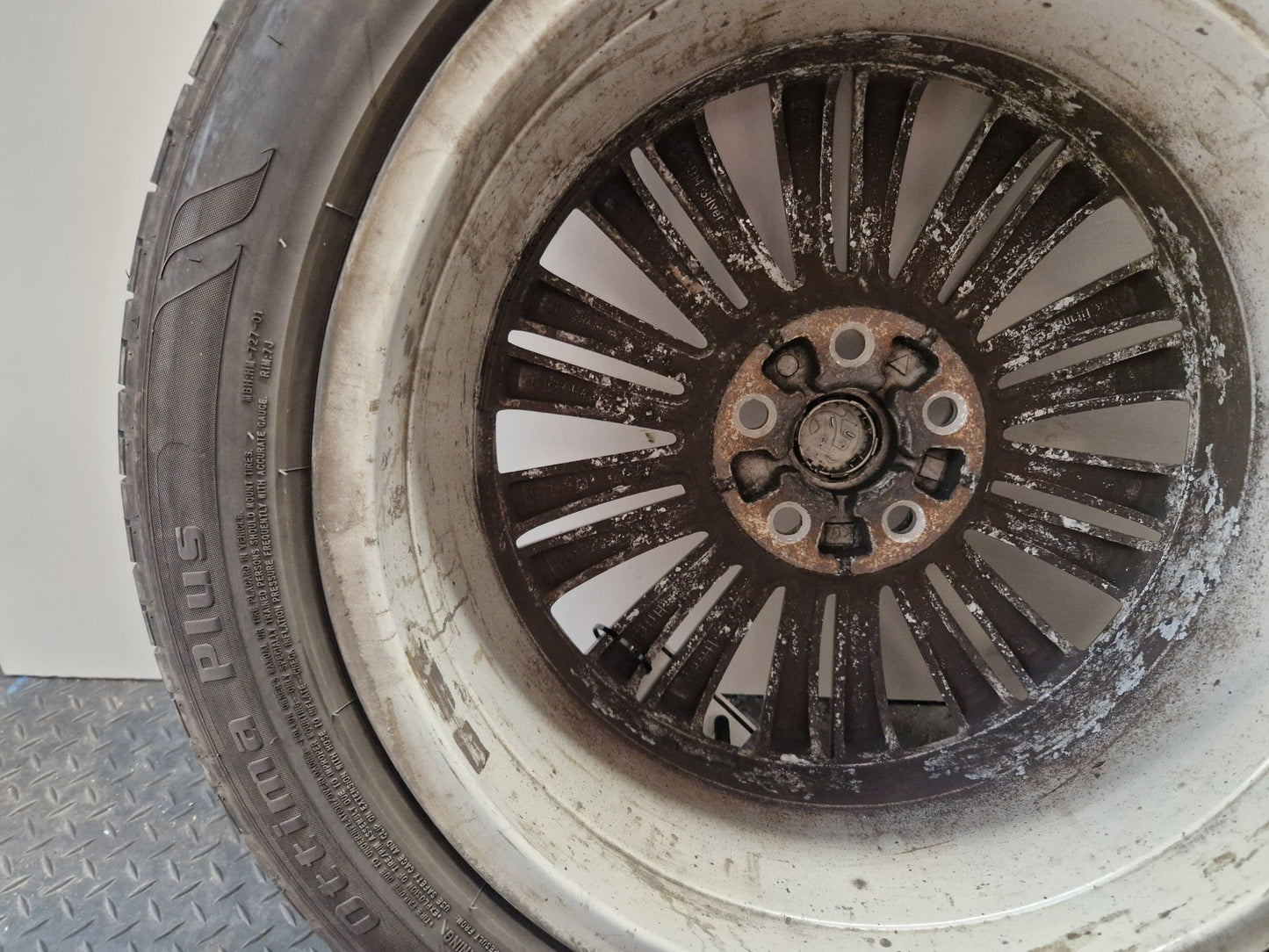 Vauxhall Astra MK6 (J) (A3400) 17" Alloy Wheel with Tyre 215/50/17 ~4mm
