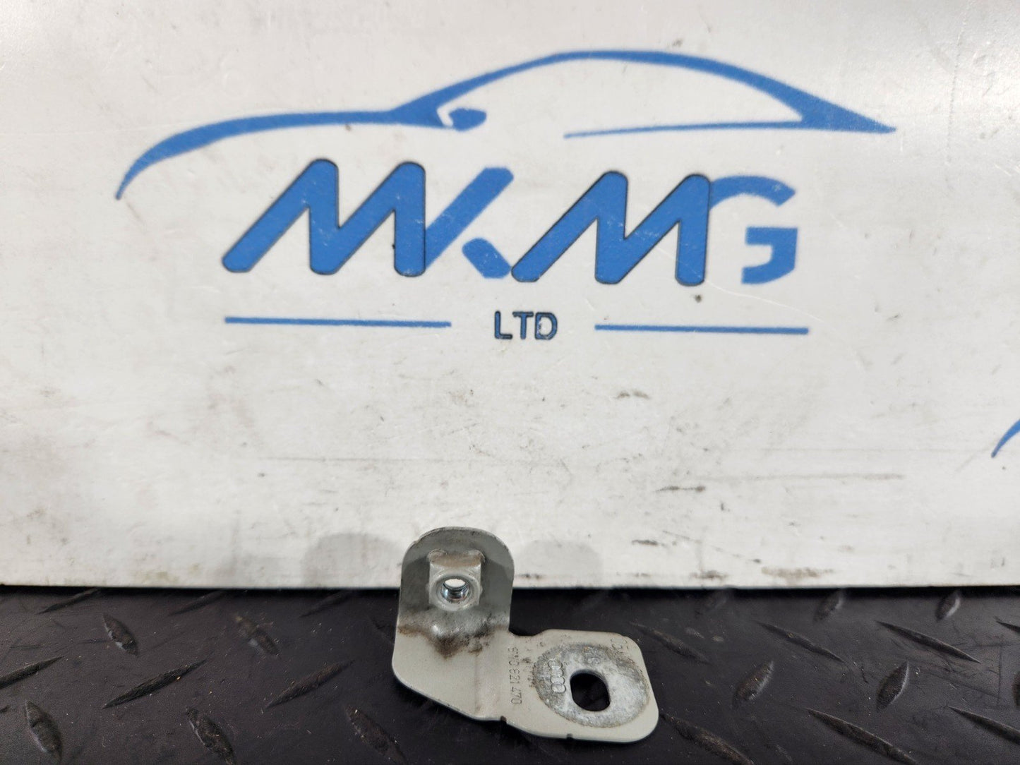 16-19 AUDI A4 B9 GENUINE FRONT RIGHT DRIVER SIDE WING BRACKET 8W0821470