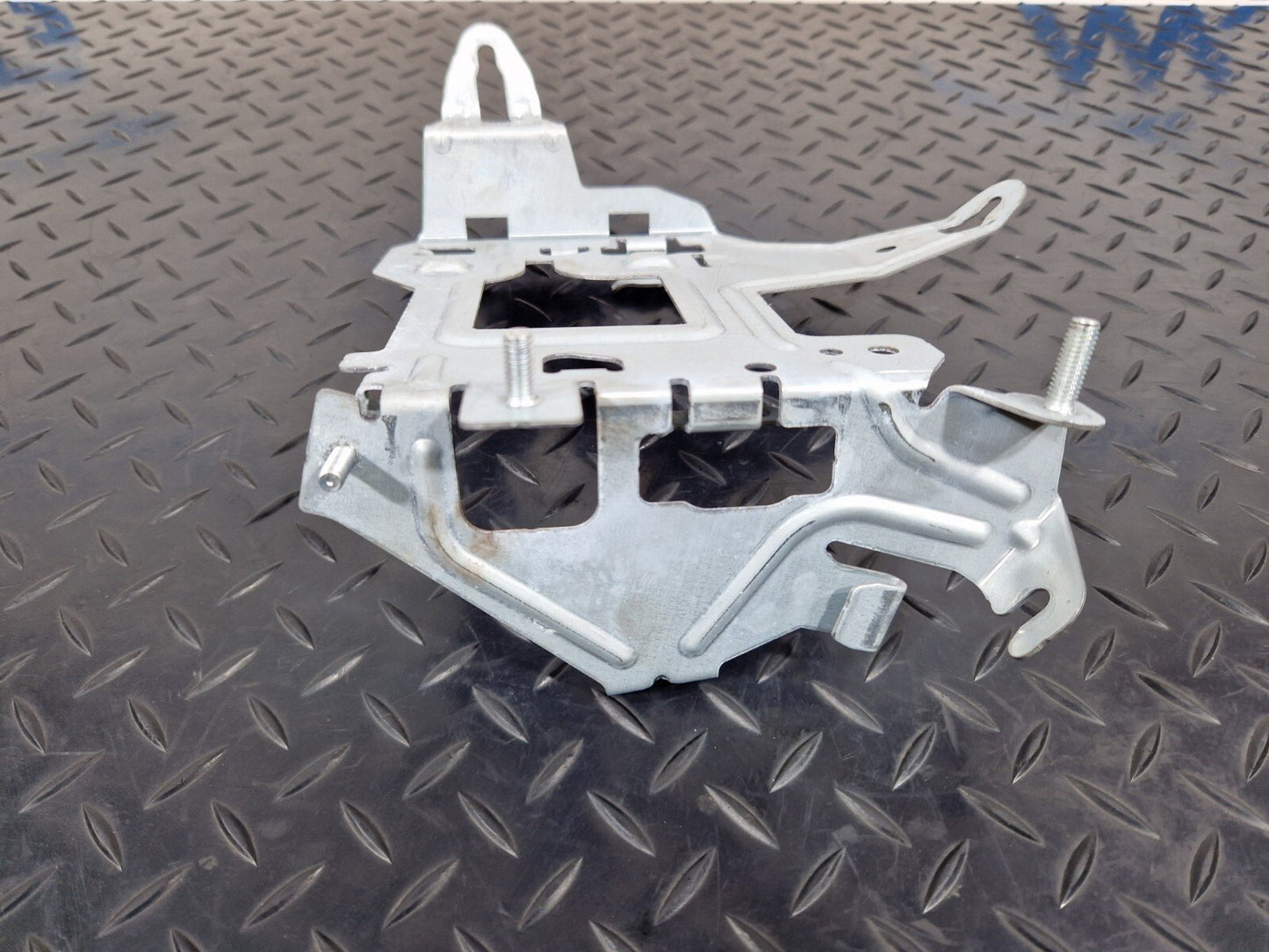 14-21 MERCEDES BENZ C300h W205 FUSE BOX RELAY HOLDER BRACKET A2055451740