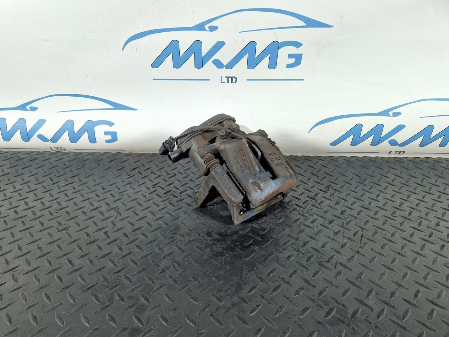 10-17 AUDI A8 4H REAR RIGHT O/S BRAKE CALIPER HOUSING & MOTOR UNIT 4H0615404