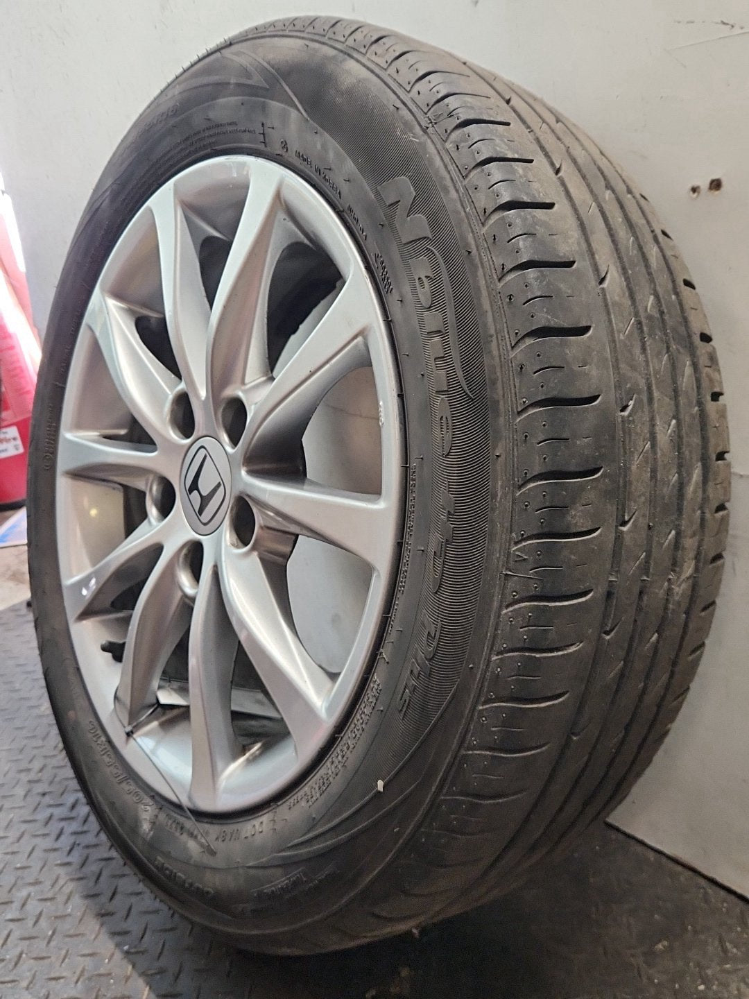 Honda Civic MK9 (FK27) 16" Alloy Wheel with Tyre 205/55/16 ~4mm 16065A