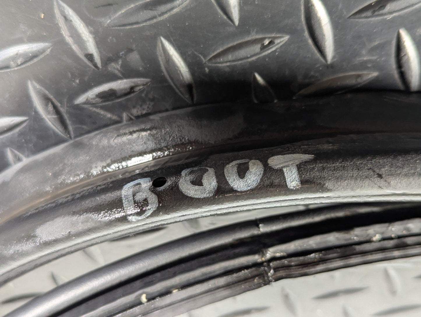 16-19 AUDI A4 B9 SALOON GENUINE OEM TAILGATE BOOT RUBBER SEAL 8W5827705D