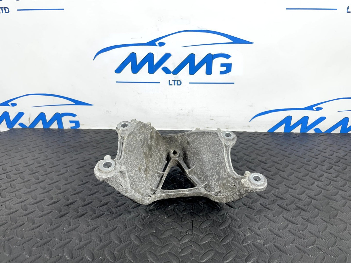16-19 AUDI A4 B9 AVANT GENUINE LEFT ENGINE MOUNT BRACKET 8W0199307