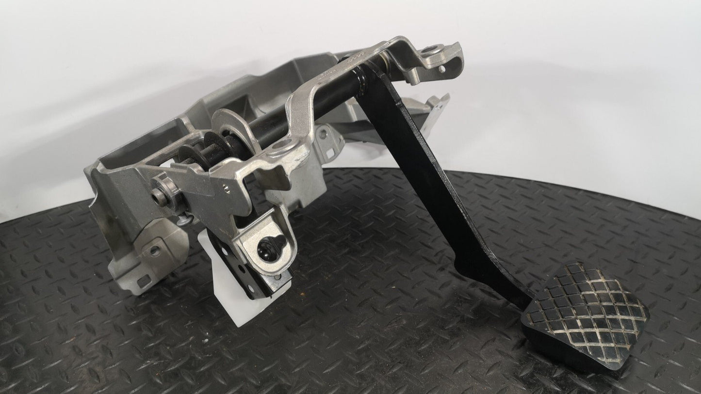 16-19 AUDI A4 B9 S-LINE GENUINE AUTOMATIC GEARBOX BRAKE PEDAL & FRAME 8W2723140