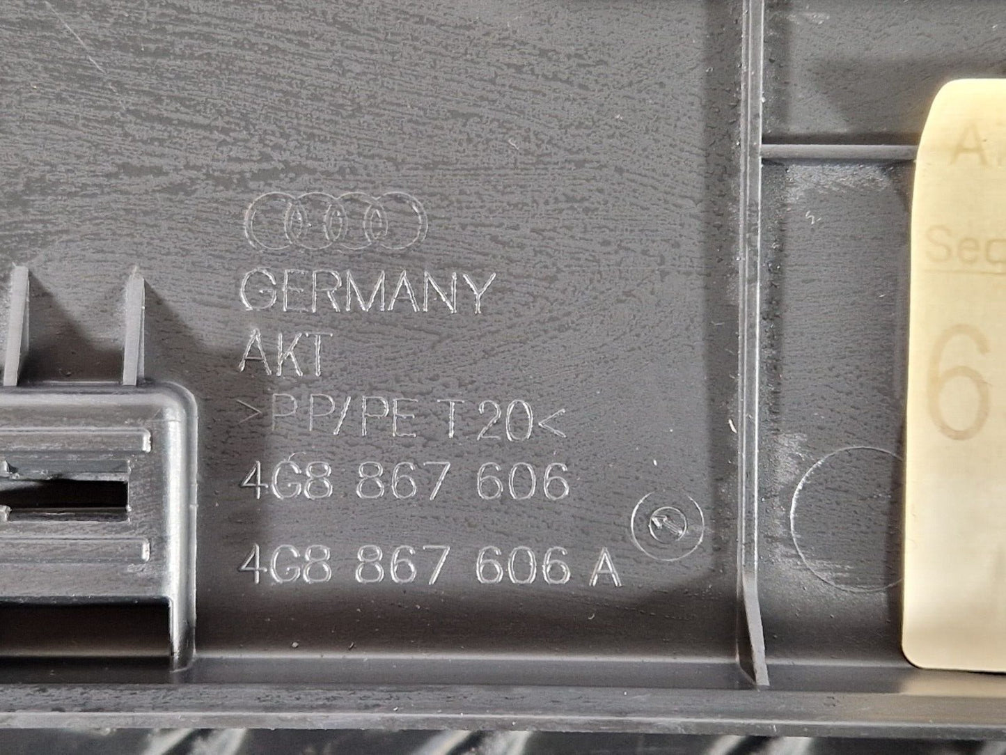 10-18 AUDI A7 4G S-LINE GENUINE CENTRE UPPER TAILGATE TRIM 4G8867606