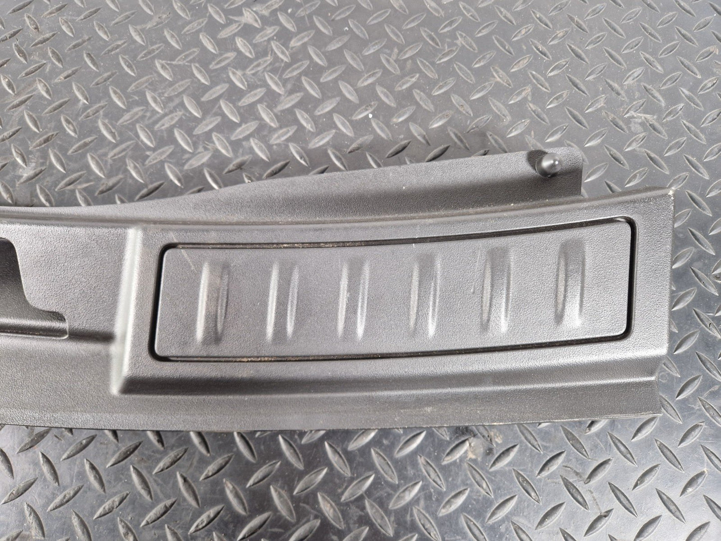 19-ON RANGE ROVER EVOQUE L551 GENUINE TAILGATE LANDING PANEL COVER K8D2113A10