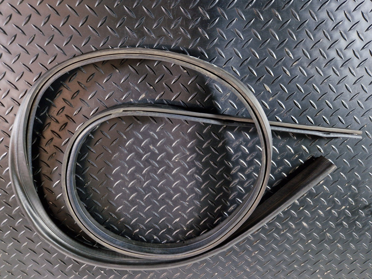 11-19 MERCEDES BENZ ML W166 GENUINE ENGINE BONNET HOOD GASKET SEAL