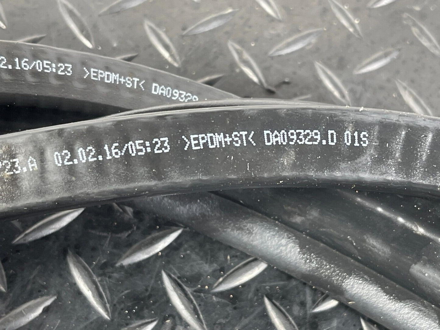 16-19 AUDI A4 B9 GENUINE BONNET RUBBER SEAL 8W0823723A
