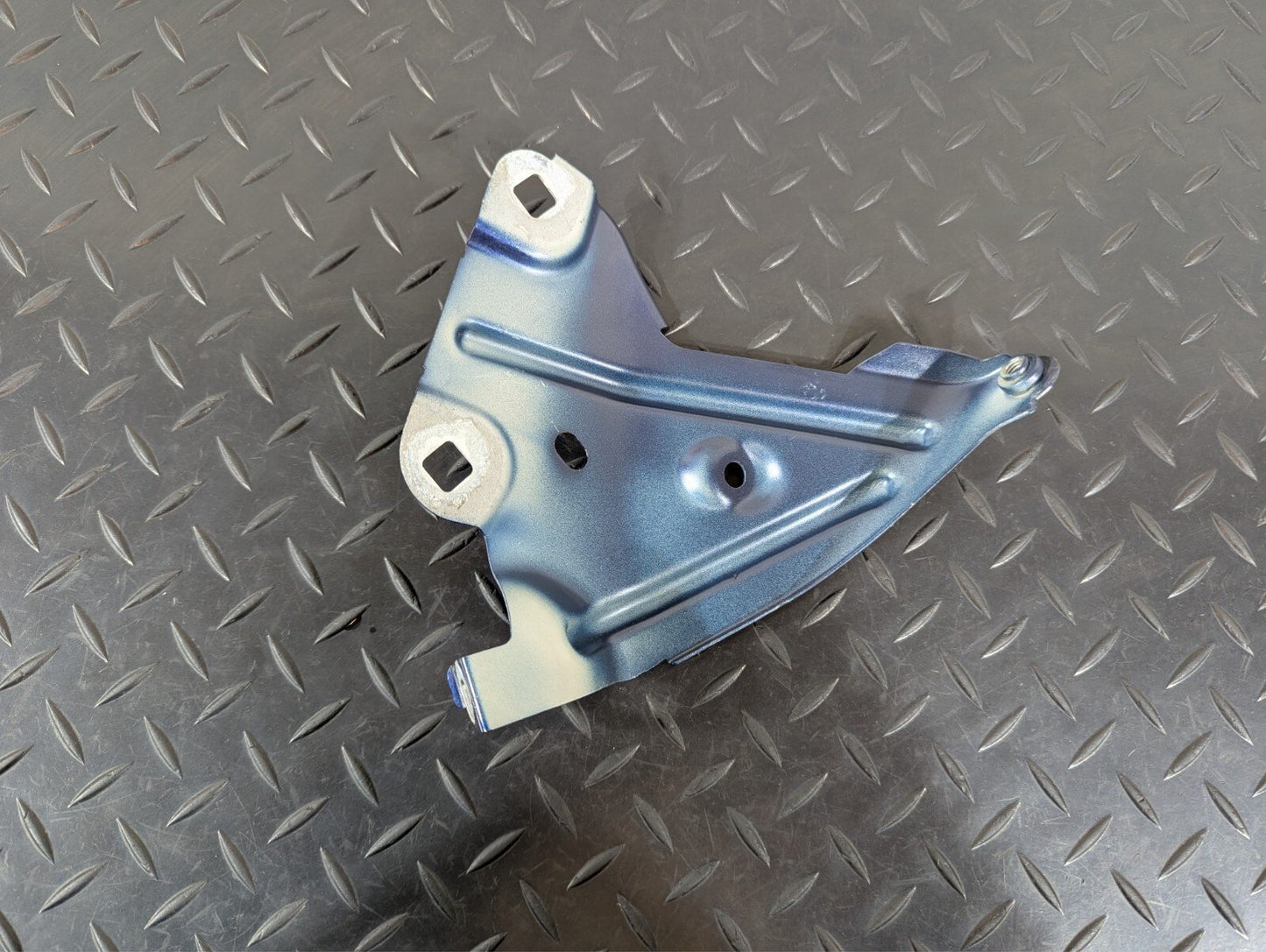16-22 BMW X1 F48 FRONT RIGHT DRIVER SIDE WING FENDER BLUE BRACKET HOLDER 7351516