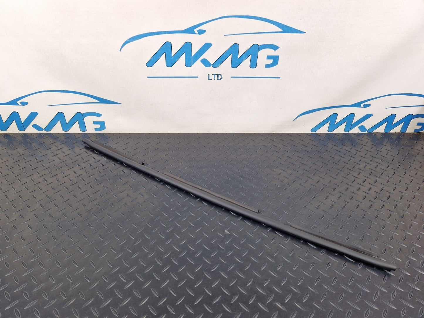 16-19 AUDI A4 B9 OEM FRONT RADIATOR LOVER CENTER RUBBER SEALING STRIP 8K0121331A