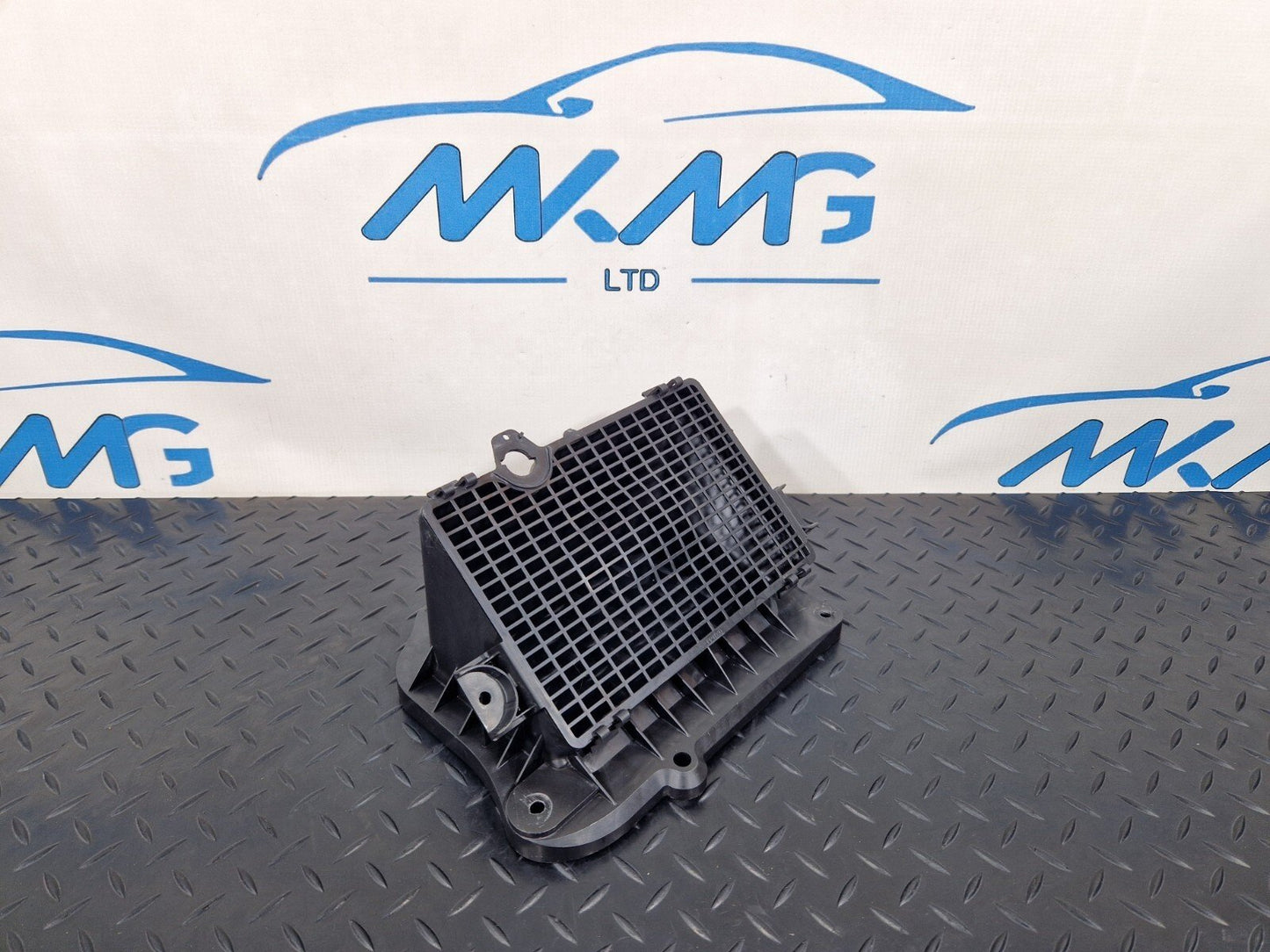 16-19 AUDI A4 B9 GENUINE FRONT AIR INTAKE DUCT VENT 8W2819904A