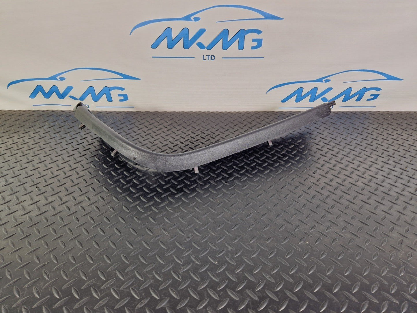 12-18 MERCEDES BENZ B-CLASS W246 REAR TAILGATE WINDSCREEN UPPER TRIM A2467400171