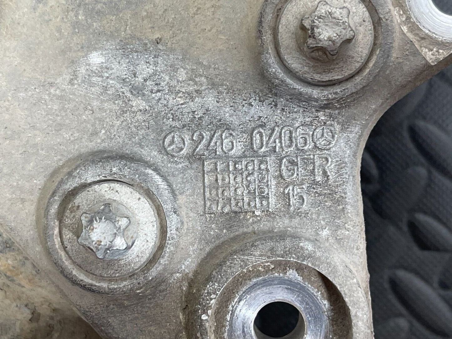 12-18 MERCEDES A B CLA W176 W246 C117 GENUINE REAR RIGHT SIDE WHEEL HUB A2460406
