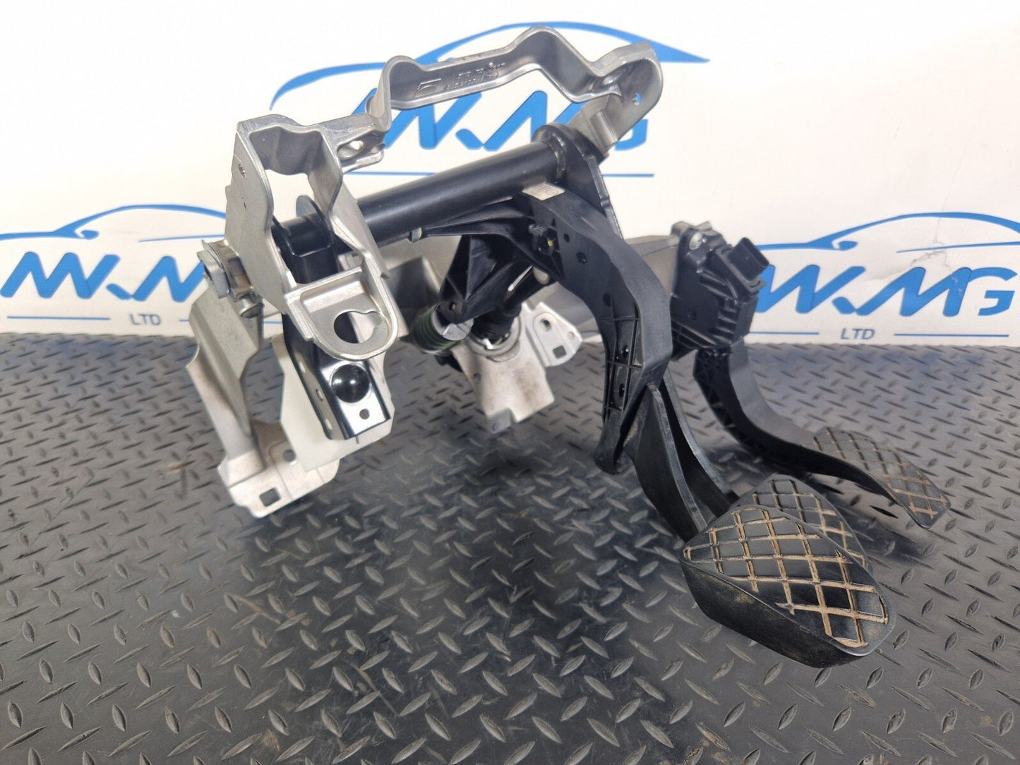 16-19 AUDI A4 B9 2.0TDI MANUAL COMPLETE CLUTCH/BRAKE/ACCELERATOR PEDALS