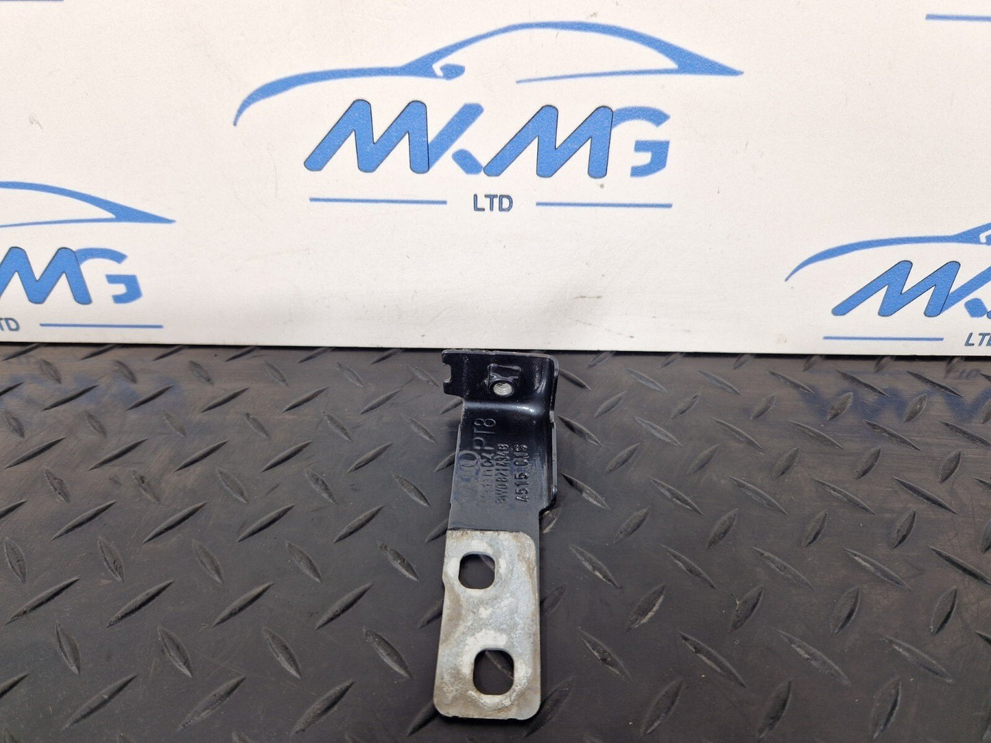 16-19 AUDI A4 B9 GENUINE FRONT RIGHT DRIVER SIDE WING BRACKET 8W0821434B