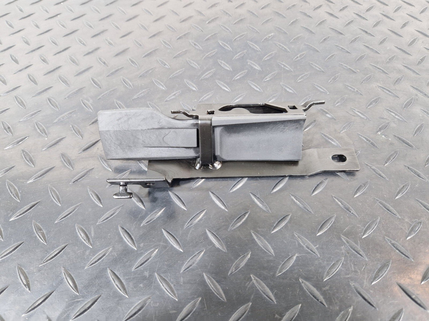 14-21 MERCEDES BENZ C220d W205 REAR RIGHT N/S LUGGAGE ROLLER BRACKET A2058605400