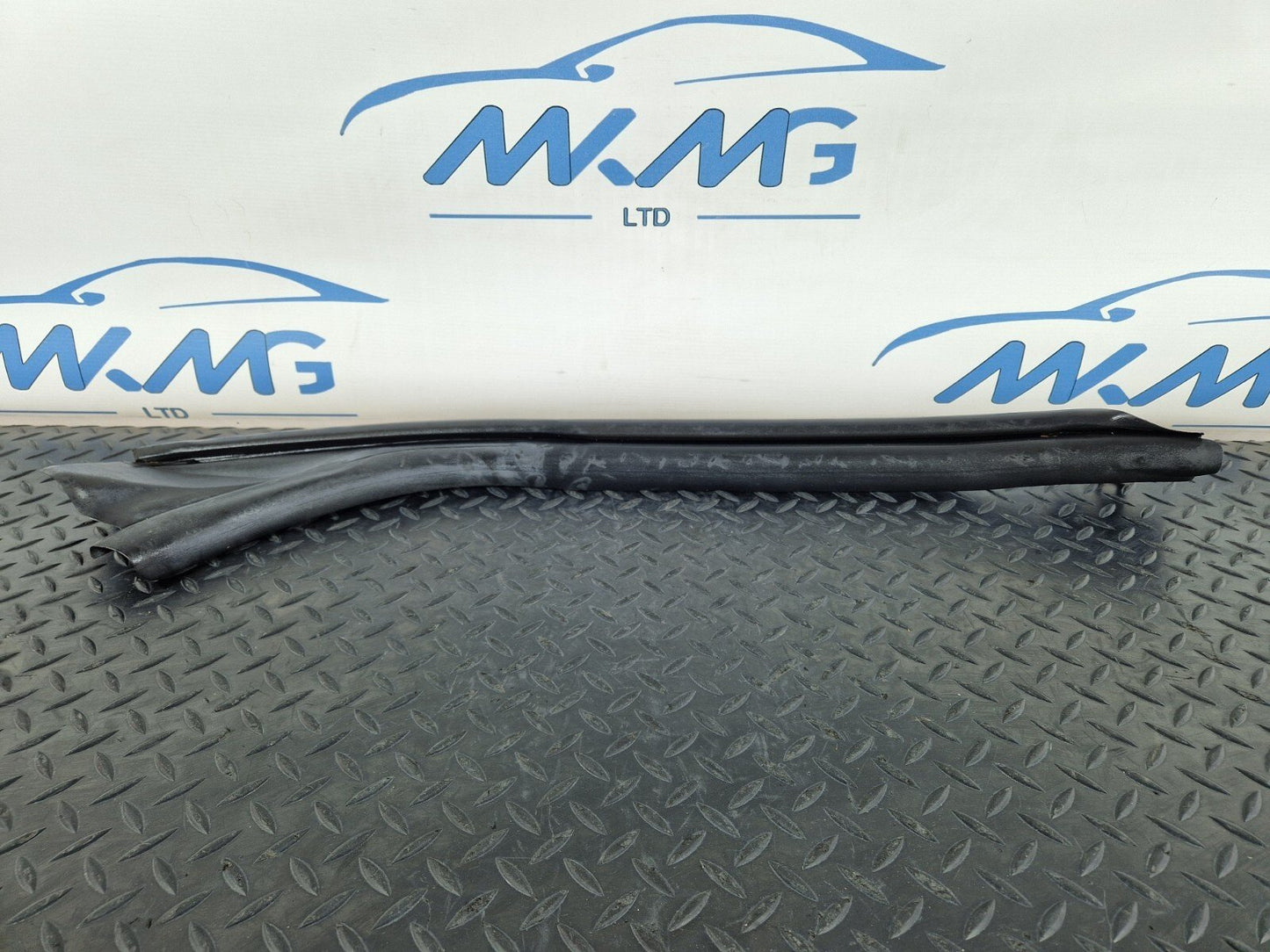 12-17 AUDI S5 CONVERTIBLE FRONT LEFT A PILLAR SEAL 8F0831721