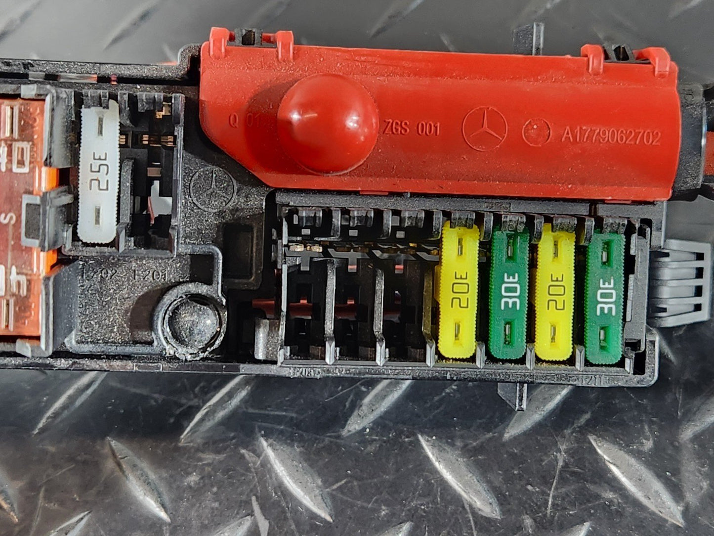 19-ON MERCEDES BENZ B CLASS W247 GENUINE FUSE BOX A1779062602