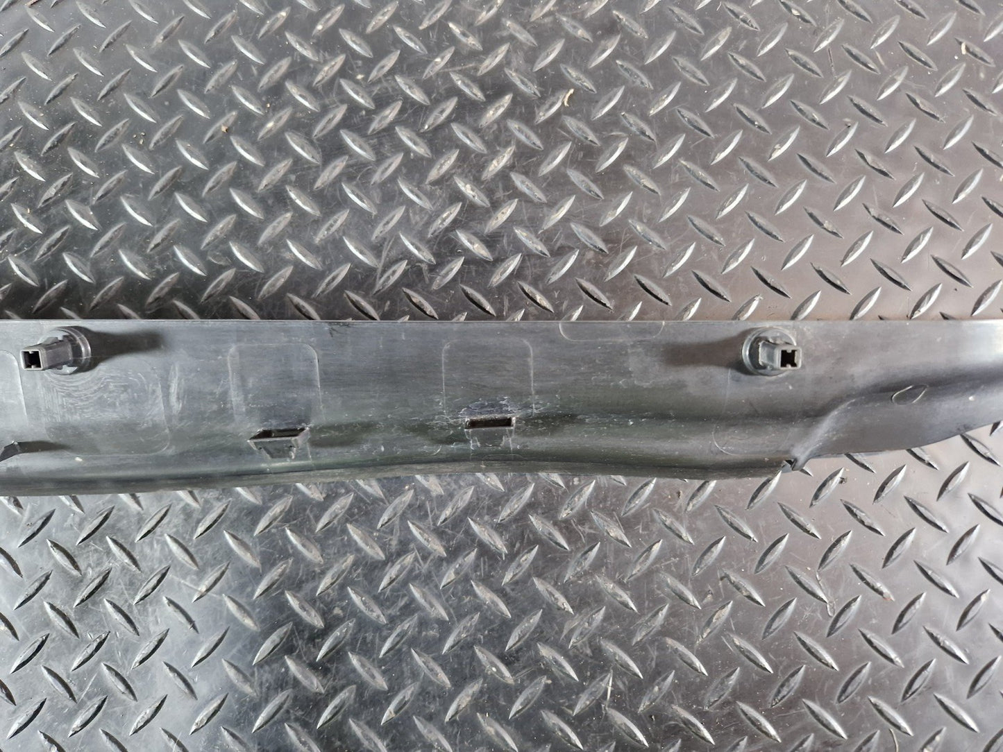 10-18 VW TOUAREG 7P GENUINE RIGHT FRONT FENDER END TRIM 7P6821112B