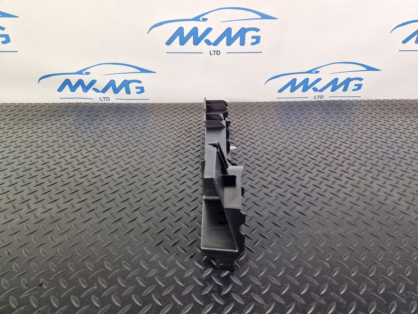 14-19 MERCEDES BENZ GLA X156 OEM RIGHT QUARTER PANEL TRIM BRACKET A1568901200