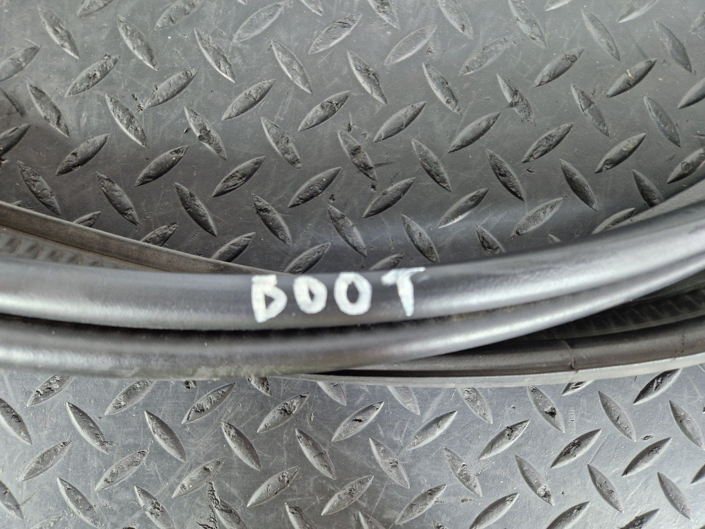 11-19 MERCEDES BENZ ML W166 TAILGATE BOOTLID RUBBER SEAL A1667400178