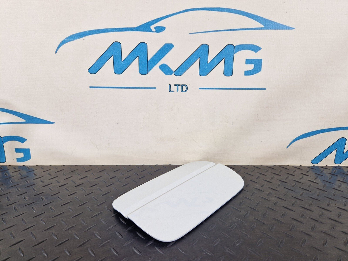 16-19 AUDI A4 B9 GENUINE FUEL FILLER FLAP DOOR COVER IN WHITE LS9R 8W0809907
