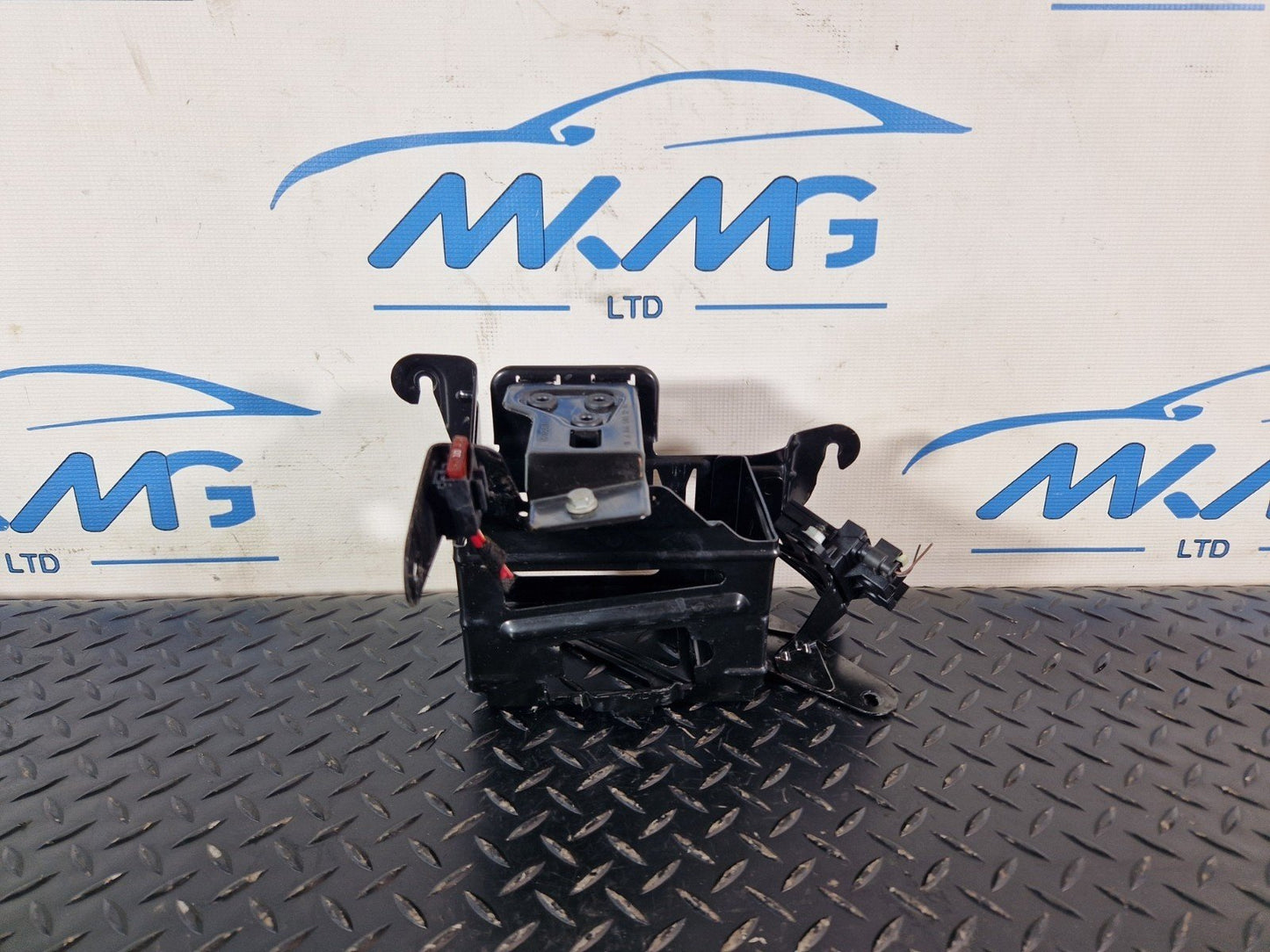 16-19 MERCEDES BENZ GLE W166 BATTERY MOUNT SUPPORT BRACKET & RELAY A1665401240