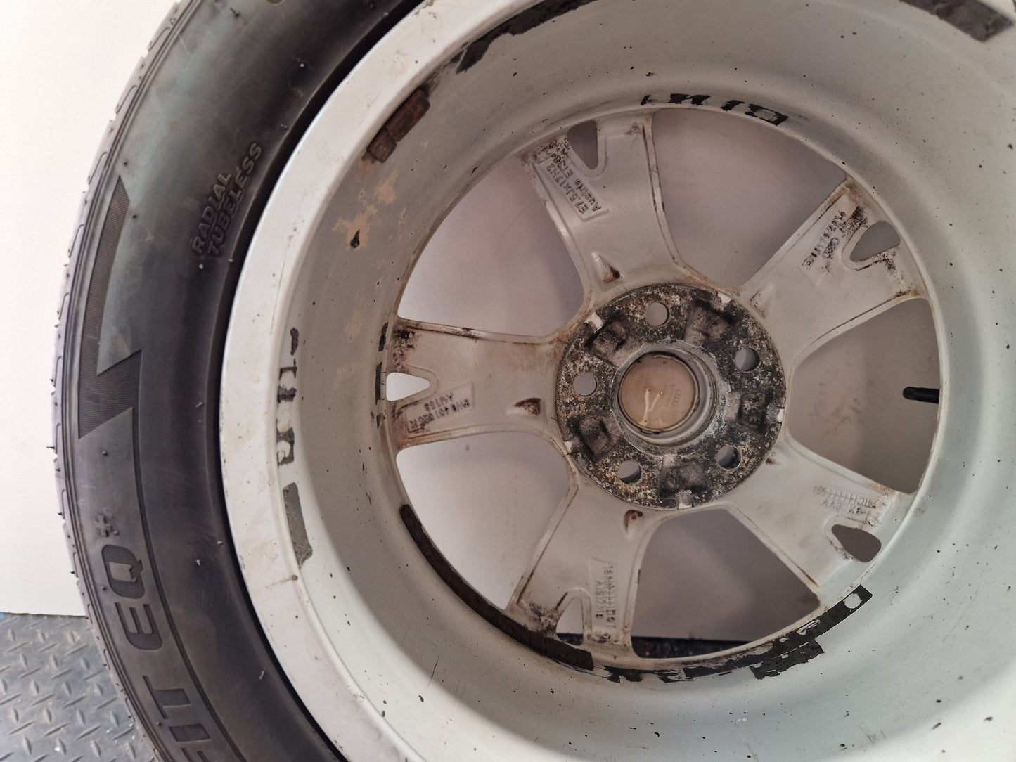 Audi A4 B9 17" Alloy Wheel with Tyre 225/50/17 8W0601025K ~3mm
