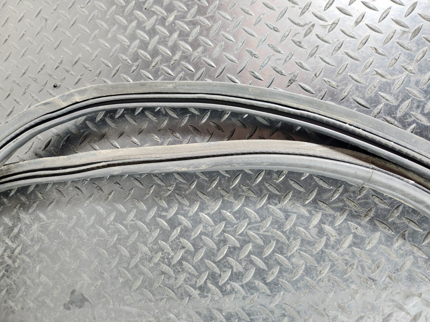 11-19 MERCEDES BENZ ML W166 GENUINE BOOT / TAILGATE RUBBER SEAL A1667400178
