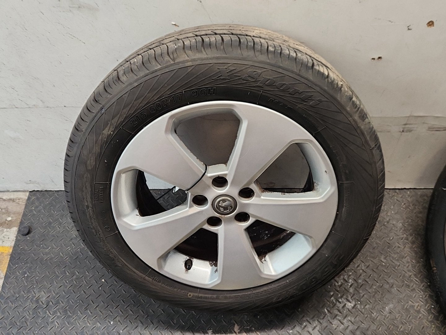 Vauxhall Mokka MK1 (G1U0) 17" Alloy Wheel with Tyre 215/60/17 ~6mm