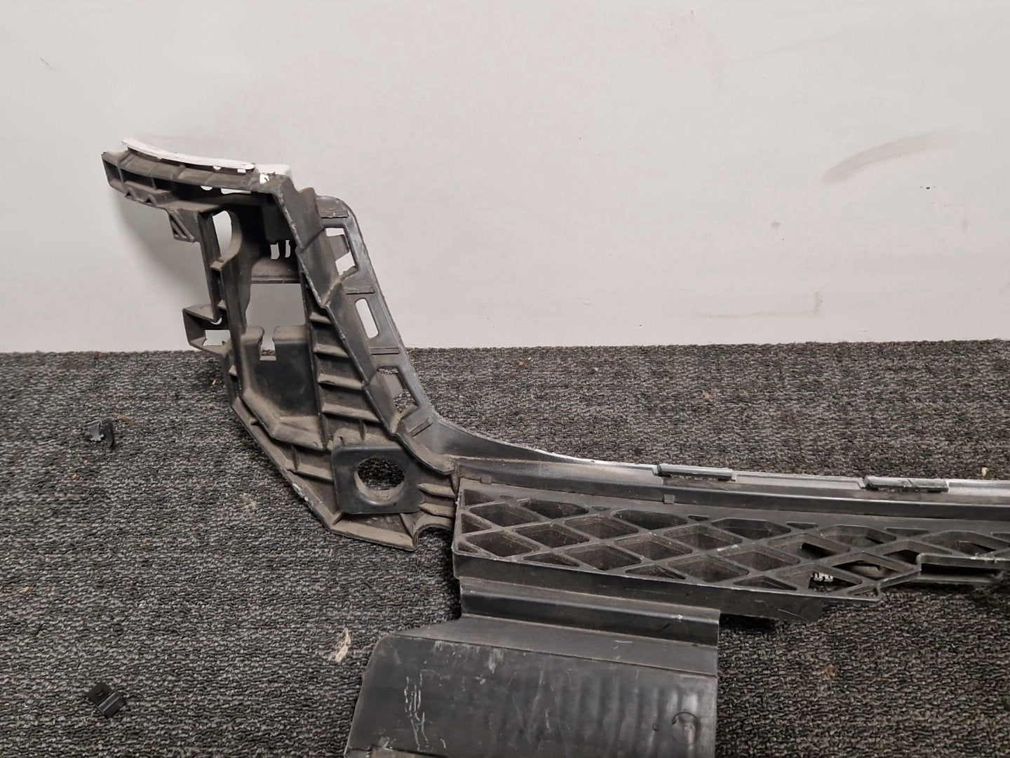 Audi A4 B9 Rear Centre Bumper Support Bracket 8W9807385