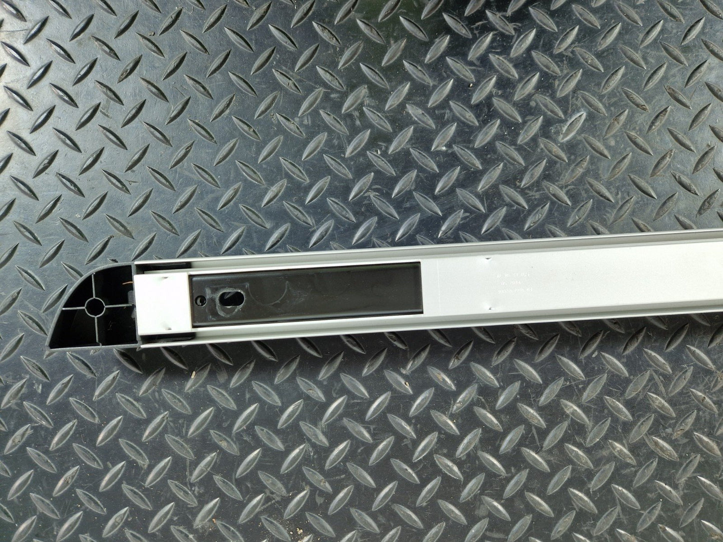 12-18 AUDI A6 C7 GENUINE RIGHT BOOT LUGGAGE COMPARTMENT MOUNT RAIL 4G9863556A
