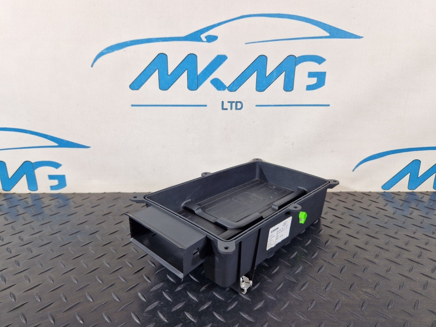 16-19 AUDI A4 B9 S-LINE OEM BLUETOOTH WIRELESS CHARGING STATION 8W0864981D