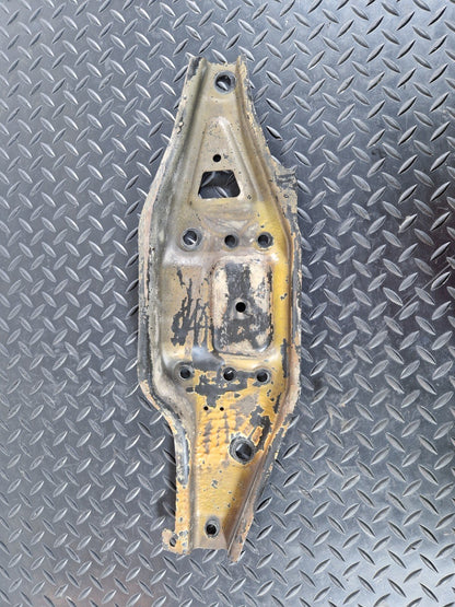 18-ON MERCEDES SPRINTER W907 FRONT BRACKET RIGHT LOWER MOUNT PLATE A9076220800