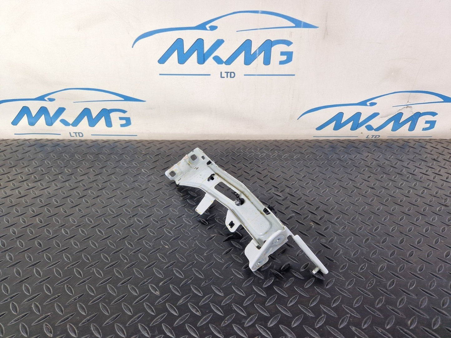 16-19 AUDI A4 B9 S-LINE GENUINE FRONT RIGHT SIDE FENDER BRACKET 8W0821136B