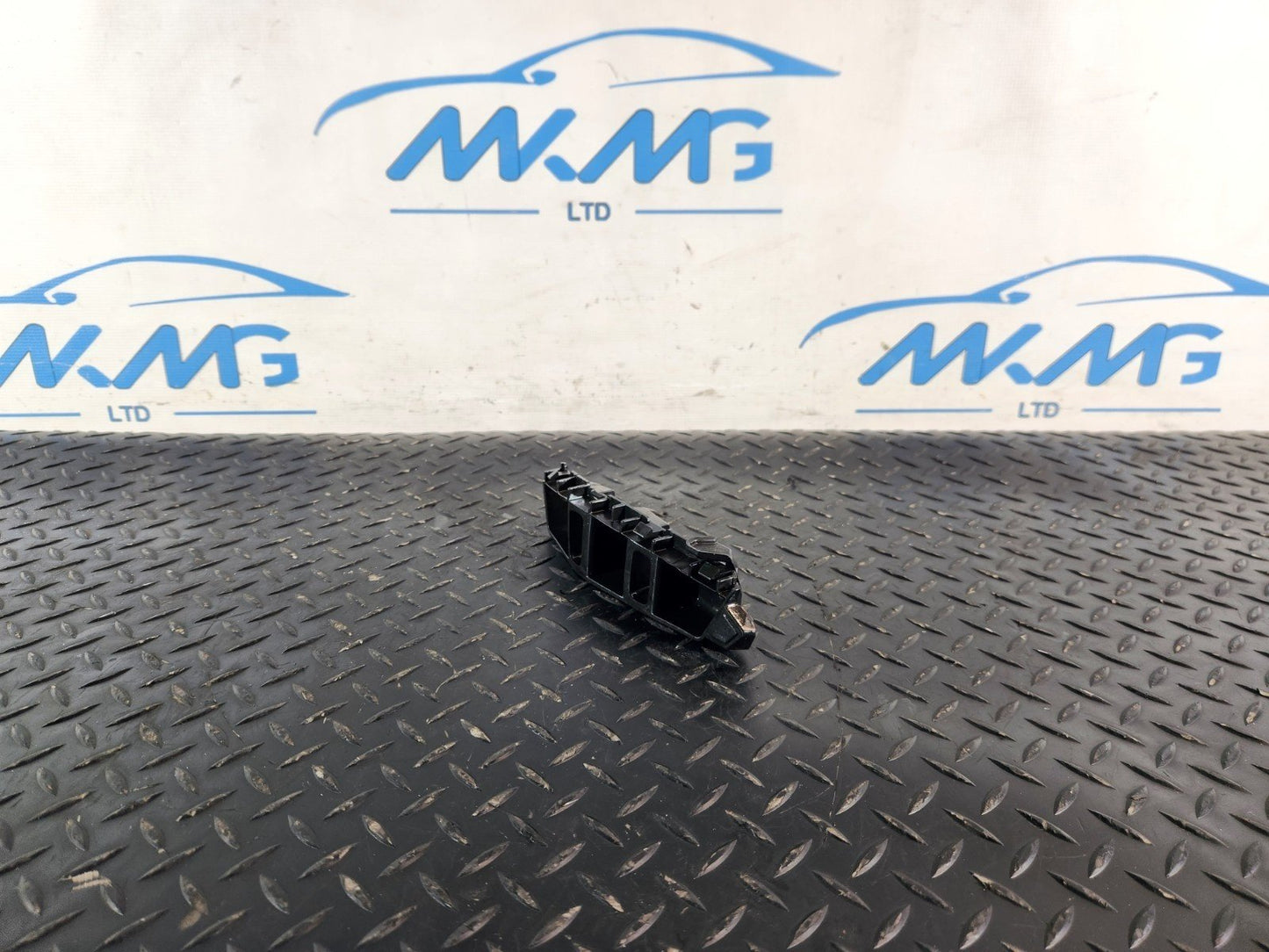10-18 VW TOUAREG 7P GENUINE RIGHT O/S FRONT BUMPER HOLDER BRACKET 7P6807184F
