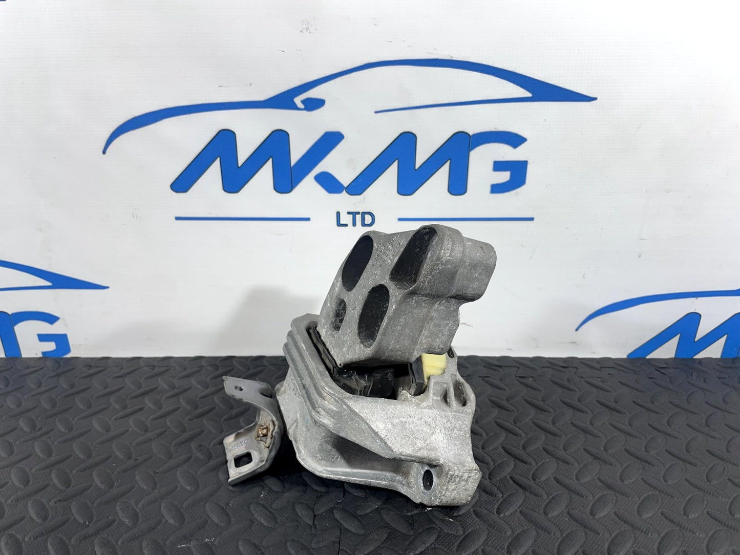13-19 MERCEDES BENZ CLA C117 GENUINE 2.1 CDI ENGINE MOUNT BRACKET AC46000DF