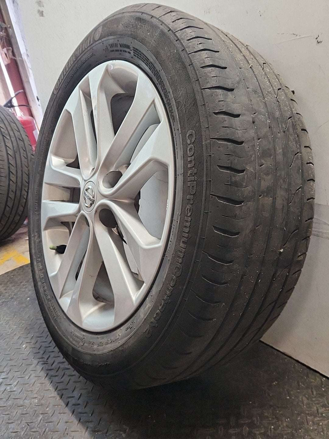 Nissan Juke MK1 (F15) 17" Alloy Wheel with Tyre 215/55/17 ~3mm