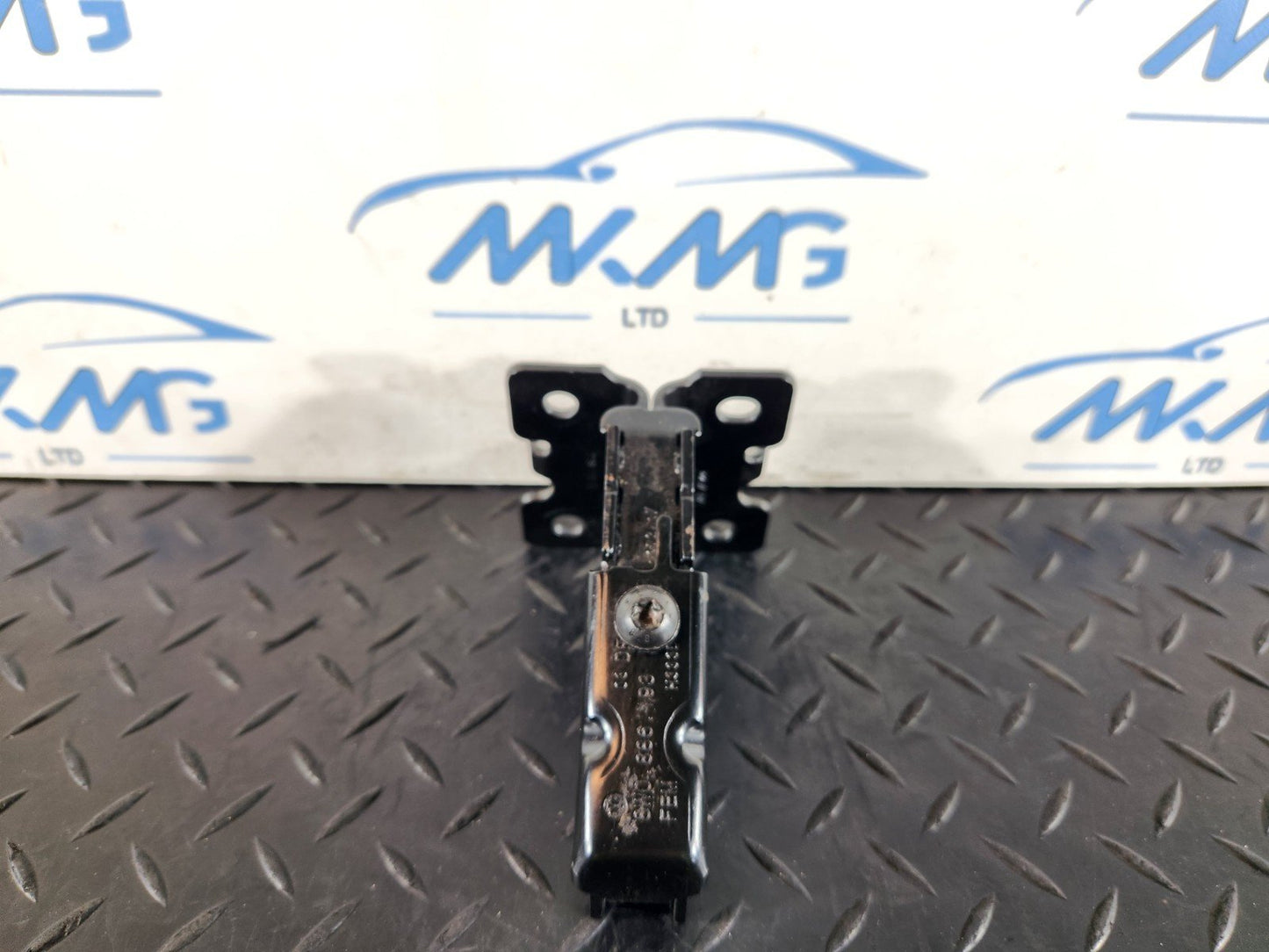 16-19 AUDI A4 B9 GENUINE OEM REAR CENTRE SEAT BRACKET MOUNT 8W0886177A