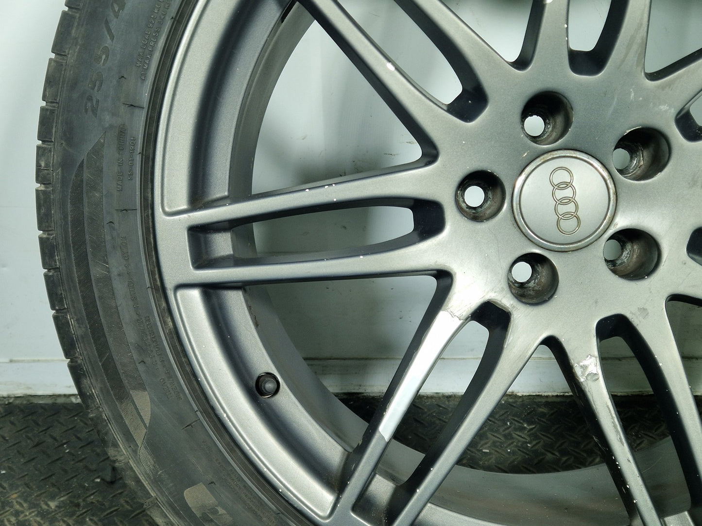 Audi Q5 20" Alloy Wheel with Tyre 4mm 255/45/20 8R0601025R
