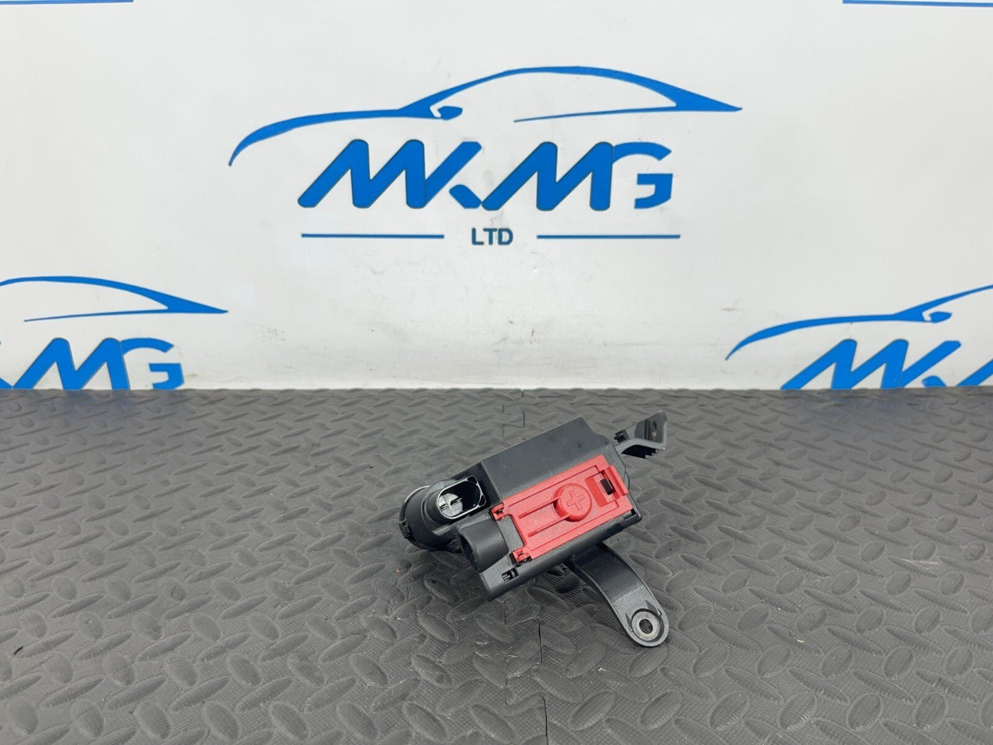 16-19 AUDI A4 B9 AVANT GENUINE POSITIVE BATTERY POWER DISTRIBUTION BOX CONNECTOR