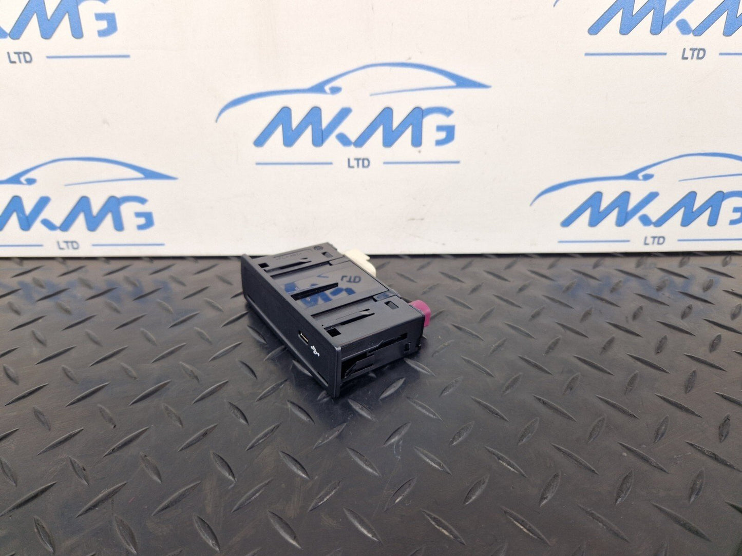 19-ON MERCEDES B CLASS W247 CENTRE CONSOLE USB CONNECTION PORT A2478203902
