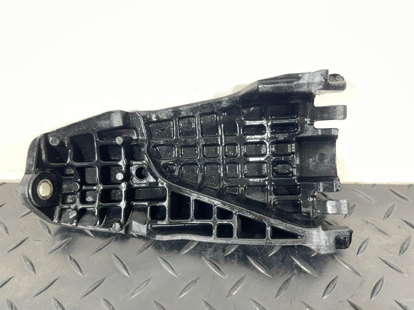 14-21 MERCEDES BENZ C300h W205 HIGH VOLTAGE CABLE PROTECTIVE BOW A0005453886