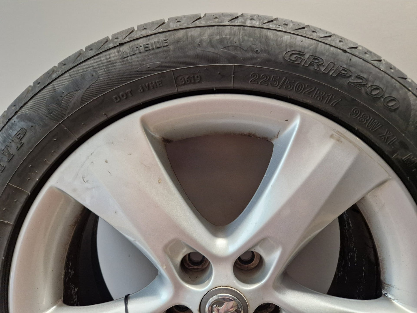 Vauxhall Astra MK6 (J) (A3400) 17" Alloy Wheel with Tyre 225/50/17 ~5mm