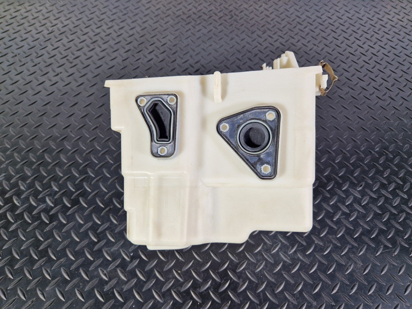 10-13 BMW X5 E70 LCI OEM ENGINE ECU FUSE BOX HOUSING HOLDER 7555121