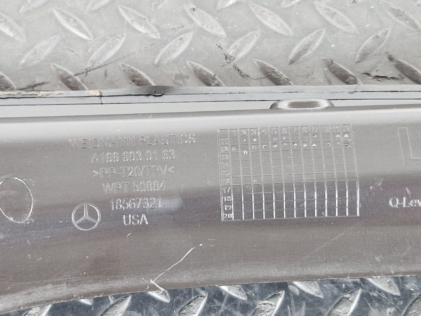 11-19 MERCEDES BENZ ML W166 GENUINE REAR LEFT UPPER D PILLAR TRIM A1666930163
