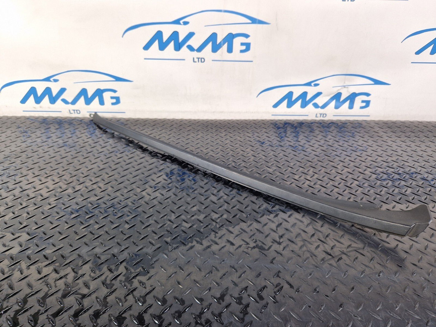 19-ON MERCEDES BENZ B CLASS W247 FRONT SCUTTLE PANEL WIND DEFLECTOR A2476900401